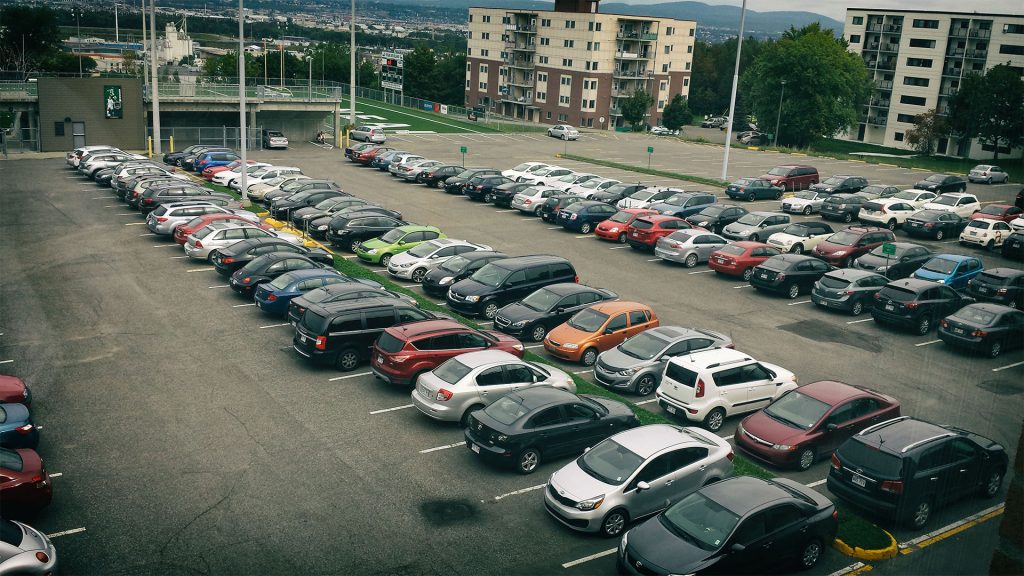 Stationnement du Cégep Garneau avec des voitures