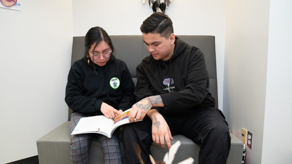 Étudiants autochtones regardant un livre