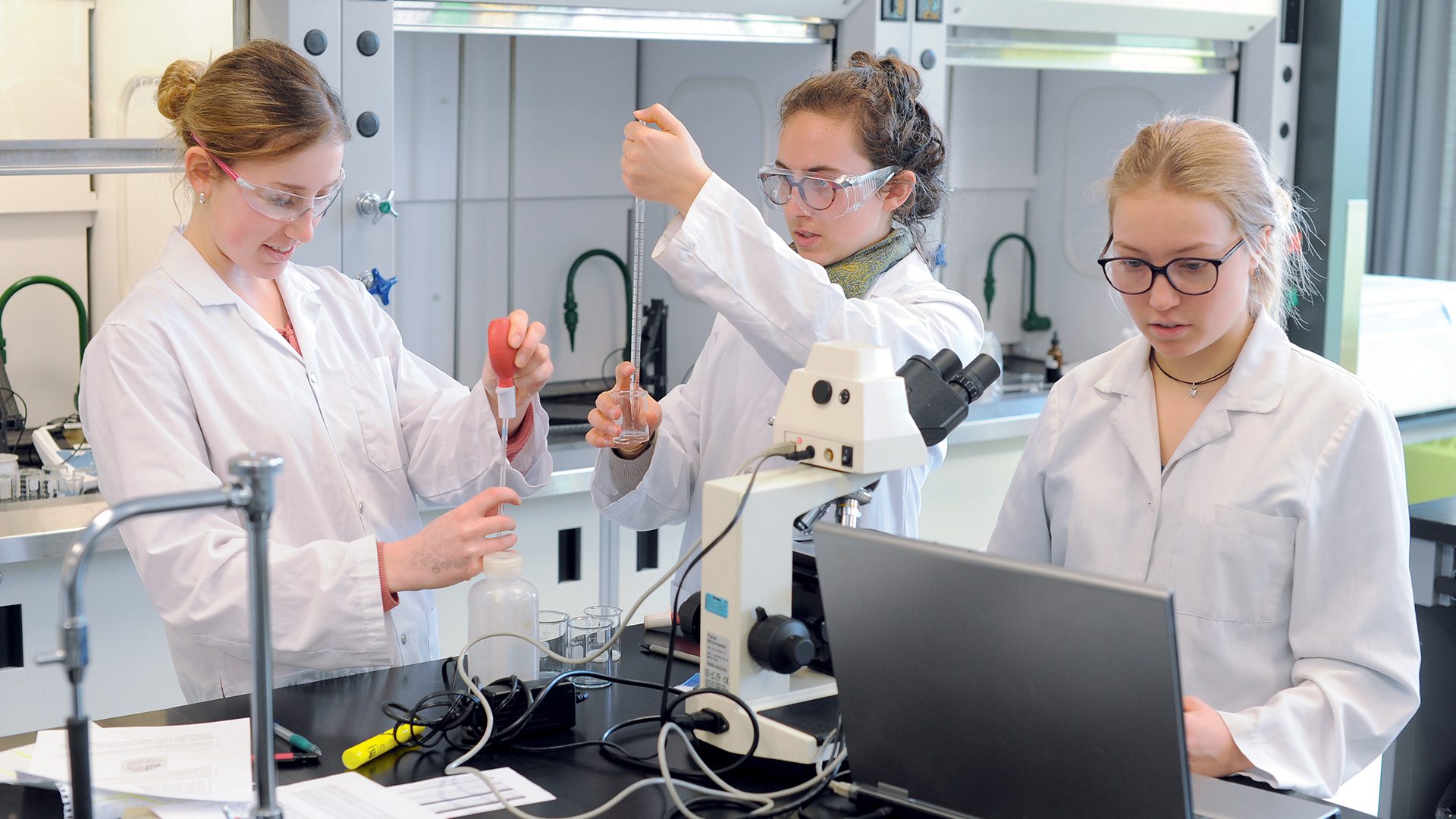 Étudiantes faisant des analyses dans un laboratoire de chimie